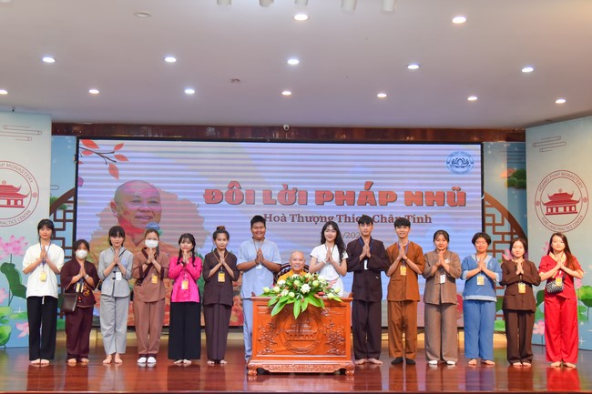 Nhóm “Hành Trình Thiện Duyên”: Một ngày sinh hoạt và tu học tại chùa Hoằng Pháp