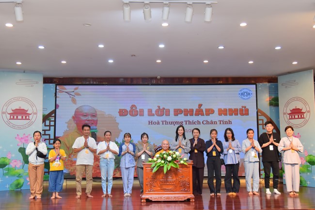 Nhóm “Hành Trình Thiện Duyên”: Một ngày sinh hoạt và tu học tại chùa Hoằng Pháp