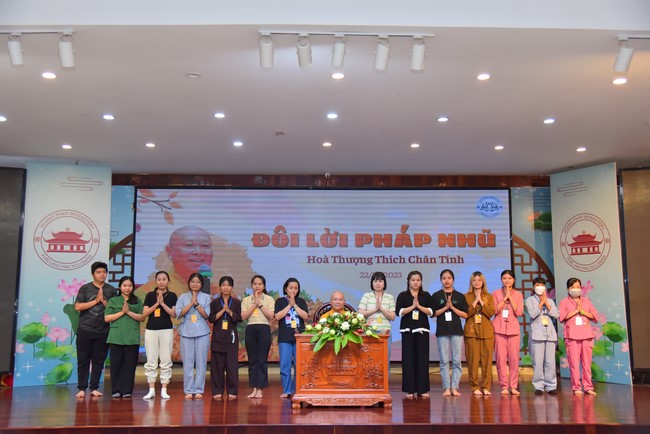 Nhóm “Hành Trình Thiện Duyên”: Một ngày sinh hoạt và tu học tại chùa Hoằng Pháp