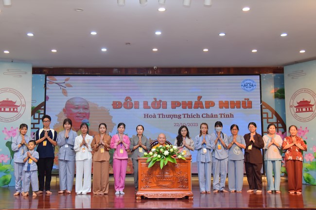 Nhóm “Hành Trình Thiện Duyên”: Một ngày sinh hoạt và tu học tại chùa Hoằng Pháp