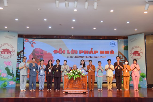 Nhóm “Hành Trình Thiện Duyên”: Một ngày sinh hoạt và tu học tại chùa Hoằng Pháp