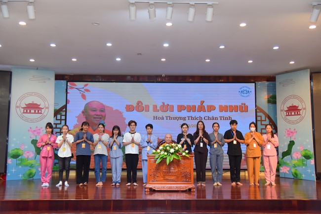 Nhóm “Hành Trình Thiện Duyên”: Một ngày sinh hoạt và tu học tại chùa Hoằng Pháp