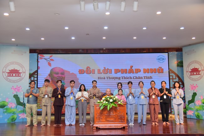 Nhóm “Hành Trình Thiện Duyên”: Một ngày sinh hoạt và tu học tại chùa Hoằng Pháp