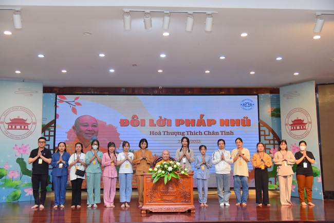 Nhóm “Hành Trình Thiện Duyên”: Một ngày sinh hoạt và tu học tại chùa Hoằng Pháp