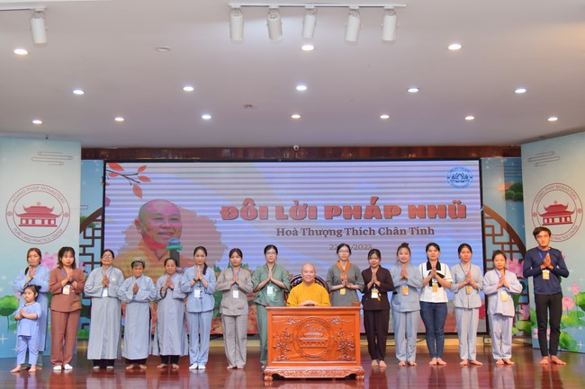 Nhóm “Hành Trình Thiện Duyên”: Một ngày sinh hoạt và tu học tại chùa Hoằng Pháp