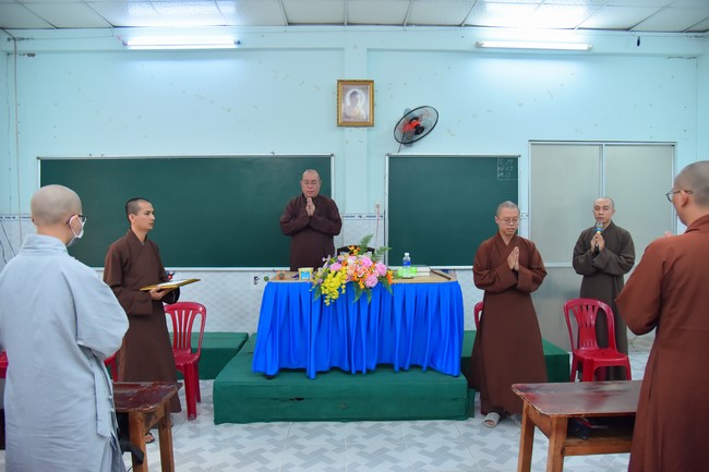 Donating to Tan Binh district’s Buddhist Intermediate School from NCT Education Talent Monk Fund