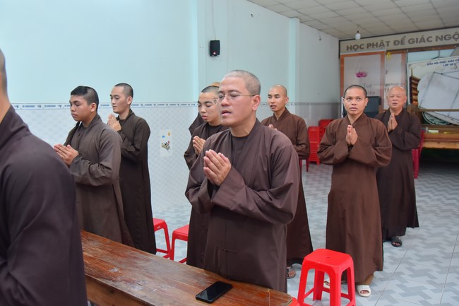 Donating to Tan Binh district’s Buddhist Intermediate School from NCT Education Talent Monk Fund