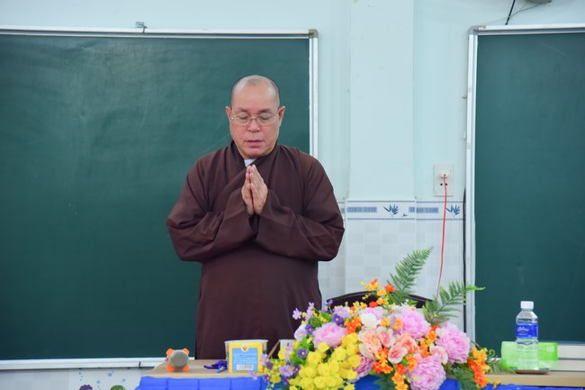 Donating to Tan Binh district’s Buddhist Intermediate School from NCT Education Talent Monk Fund