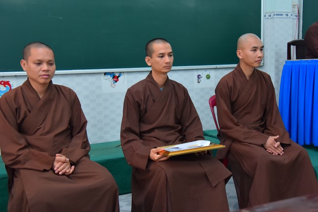 Donating to Tan Binh district’s Buddhist Intermediate School from NCT Education Talent Monk Fund