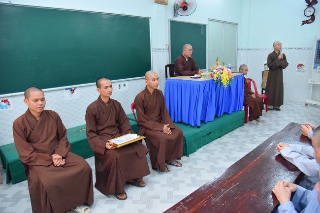 Donating to Tan Binh district’s Buddhist Intermediate School from NCT Education Talent Monk Fund