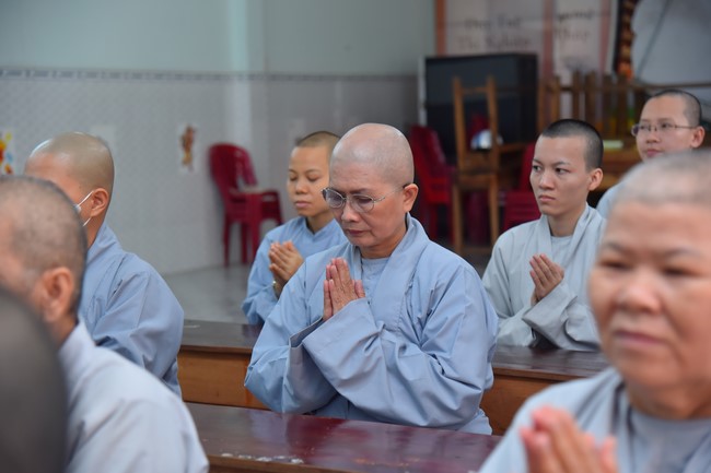 Donating to Tan Binh district’s Buddhist Intermediate School from NCT Education Talent Monk Fund