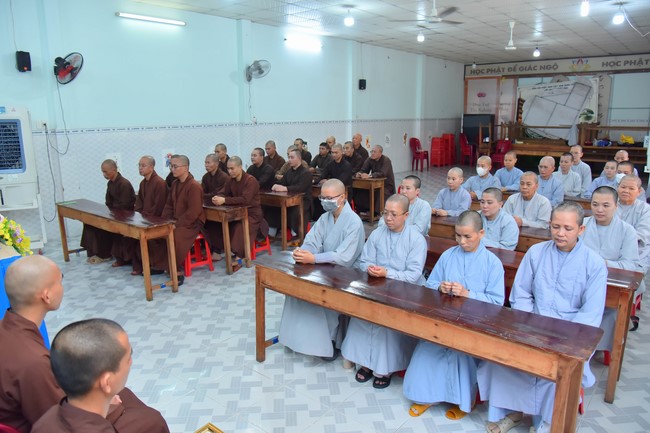 Donating to Tan Binh district’s Buddhist Intermediate School from NCT Education Talent Monk Fund