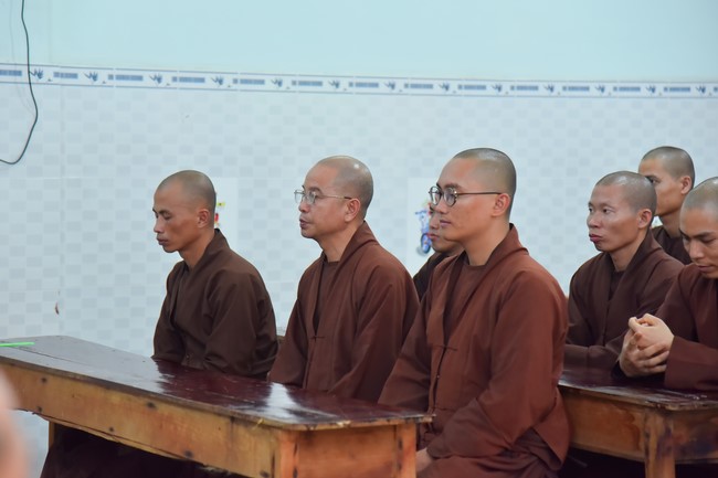 Donating to Tan Binh district’s Buddhist Intermediate School from NCT Education Talent Monk Fund