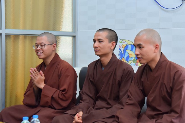 Donating to Tan Binh district’s Buddhist Intermediate School from NCT Education Talent Monk Fund