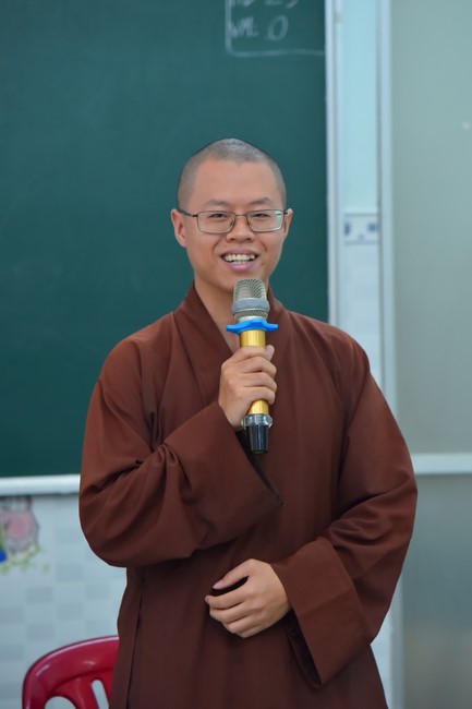 Donating to Tan Binh district’s Buddhist Intermediate School from NCT Education Talent Monk Fund