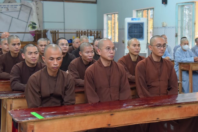 Donating to Tan Binh district’s Buddhist Intermediate School from NCT Education Talent Monk Fund