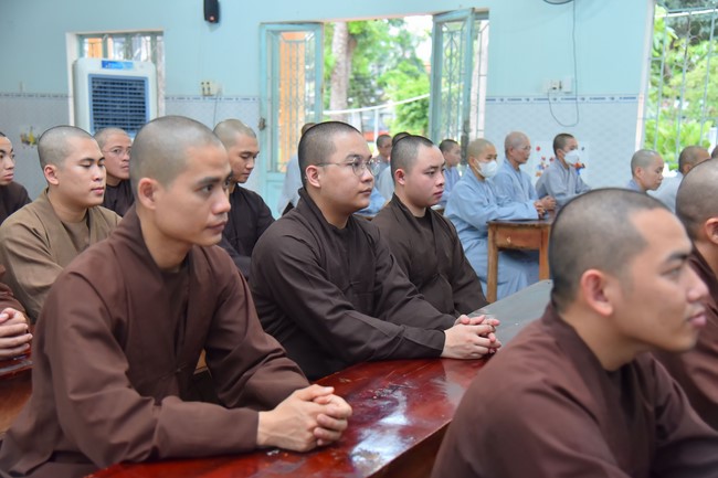 Donating to Tan Binh district’s Buddhist Intermediate School from NCT Education Talent Monk Fund