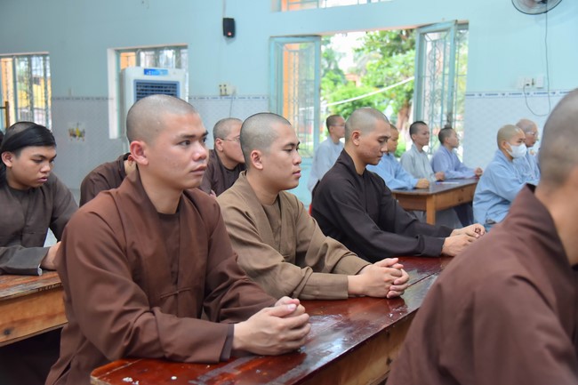 Donating to Tan Binh district’s Buddhist Intermediate School from NCT Education Talent Monk Fund