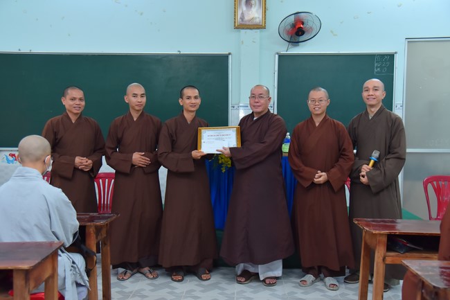 Donating to Tan Binh district’s Buddhist Intermediate School from NCT Education Talent Monk Fund