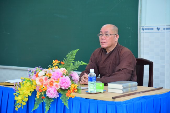 Donating to Tan Binh district’s Buddhist Intermediate School from NCT Education Talent Monk Fund