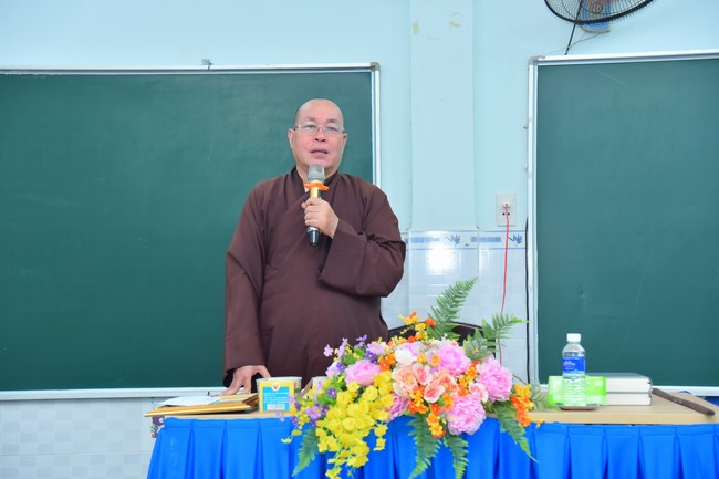 Donating to Tan Binh district’s Buddhist Intermediate School from NCT Education Talent Monk Fund