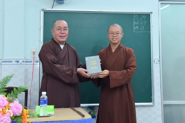 Donating to Tan Binh district’s Buddhist Intermediate School from NCT Education Talent Monk Fund