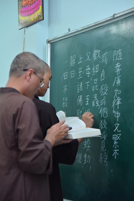 Donating to Tan Binh district’s Buddhist Intermediate School from NCT Education Talent Monk Fund
