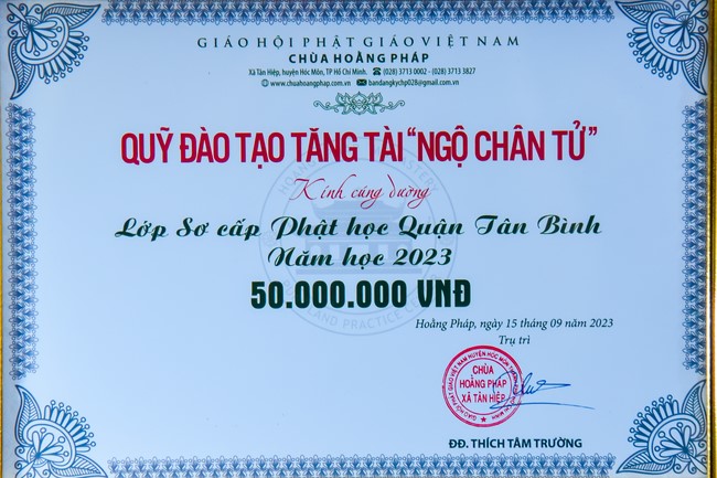 Donating to Tan Binh district’s Buddhist Intermediate School from NCT Education Talent Monk Fund