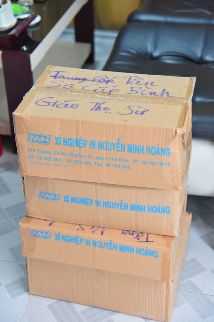 Donating to Tan Binh district’s Buddhist Intermediate School from NCT Education Talent Monk Fund