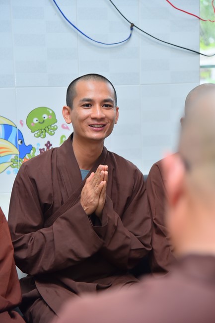 Donating to Tan Binh district’s Buddhist Intermediate School from NCT Education Talent Monk Fund