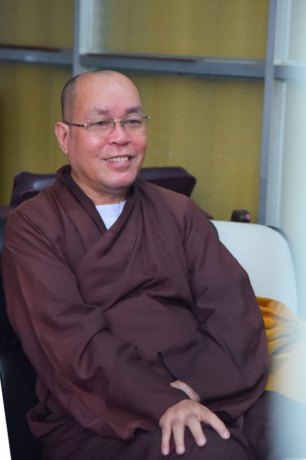 Donating to Tan Binh district’s Buddhist Intermediate School from NCT Education Talent Monk Fund