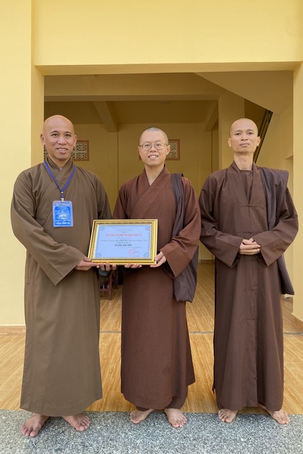 Donating to Bà Rịa - Vũng Tàu province’s Buddhist Intermediate School from NCT Education Talent Monk Fund