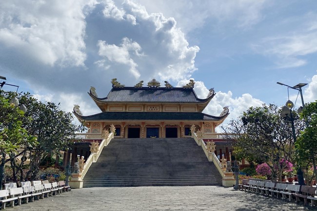 Donating to Bà Rịa - Vũng Tàu province’s Buddhist Intermediate School from NCT Education Talent Monk Fund