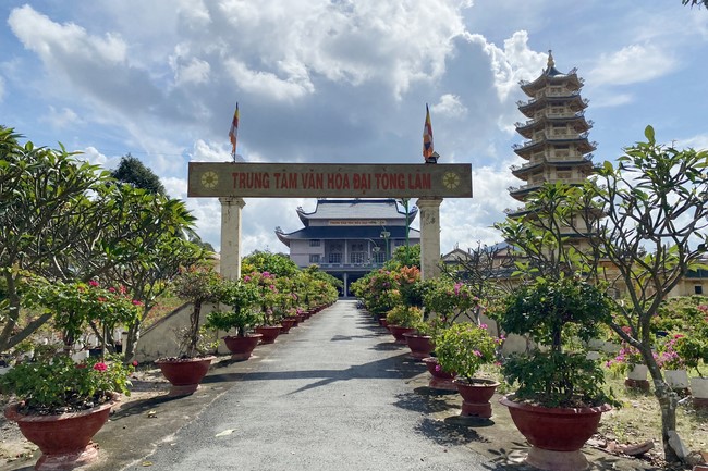 Donating to Bà Rịa - Vũng Tàu province’s Buddhist Intermediate School from NCT Education Talent Monk Fund