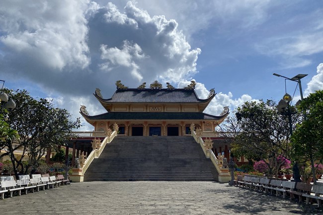 Donating to Bà Rịa - Vũng Tàu province’s Buddhist Intermediate School from NCT Education Talent Monk Fund