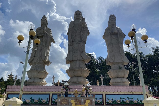 Donating to Bà Rịa - Vũng Tàu province’s Buddhist Intermediate School from NCT Education Talent Monk Fund