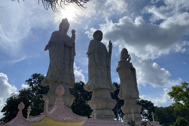 Donating to Bà Rịa - Vũng Tàu province’s Buddhist Intermediate School from NCT Education Talent Monk Fund