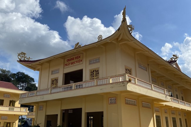 Donating to Bà Rịa - Vũng Tàu province’s Buddhist Intermediate School from NCT Education Talent Monk Fund