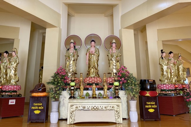 Donating to Bà Rịa - Vũng Tàu province’s Buddhist Intermediate School from NCT Education Talent Monk Fund