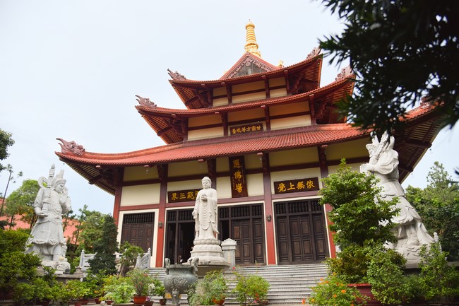 Donating to Law Propagation Class at Hue Nghiem Pagoda from NCT Education Talent Monk Fund