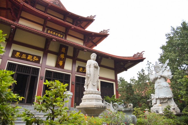 Donating to Law Propagation Class at Hue Nghiem Pagoda from NCT Education Talent Monk Fund