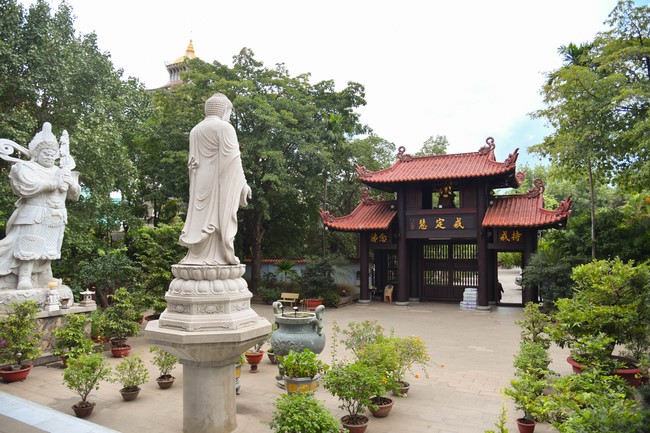 Donating to Law Propagation Class at Hue Nghiem Pagoda from NCT Education Talent Monk Fund