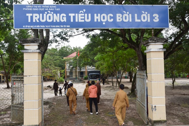 Ban từ thiện: Tặng quà Trung thu cho học sinh các trường tiểu học tại tây Ninh