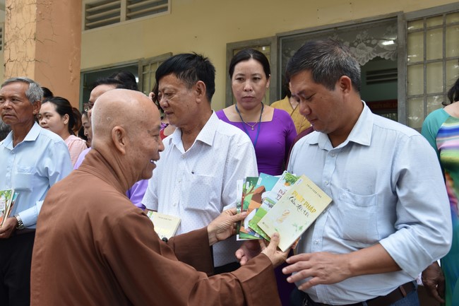 Ban từ thiện: Tặng quà Trung thu cho học sinh các trường tiểu học tại tây Ninh