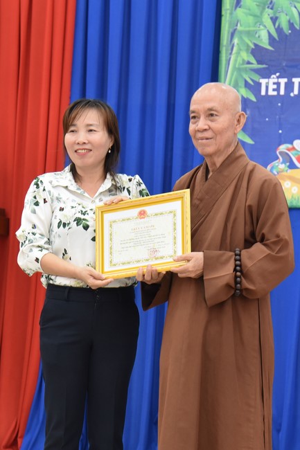 Ban từ thiện: Tặng quà Trung thu cho học sinh các trường tiểu học tại tây Ninh