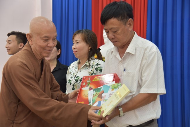 Ban từ thiện: Tặng quà Trung thu cho học sinh các trường tiểu học tại tây Ninh