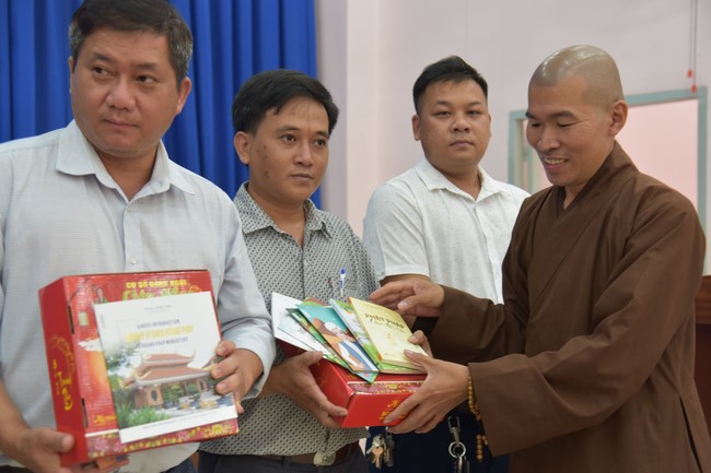 Ban từ thiện: Tặng quà Trung thu cho học sinh các trường tiểu học tại tây Ninh