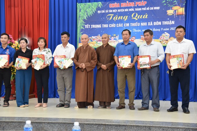 Ban từ thiện: Tặng quà Trung thu cho học sinh các trường tiểu học tại tây Ninh