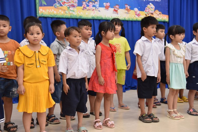 Ban từ thiện: Tặng quà Trung thu cho học sinh các trường tiểu học tại tây Ninh