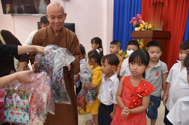 Ban từ thiện: Tặng quà Trung thu cho học sinh các trường tiểu học tại tây Ninh